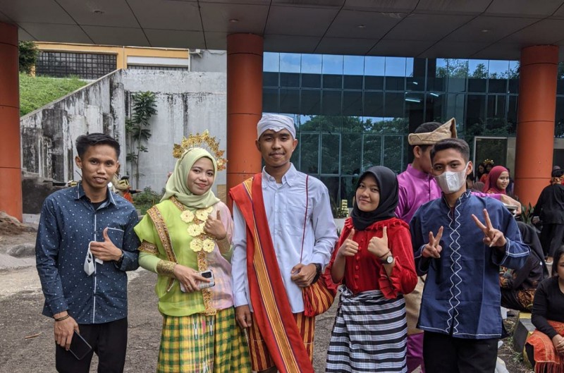 Mahasiswa PMM Unsulbar Kenalkan Ragam Budaya Sulbar Di Unpad Bandung ...